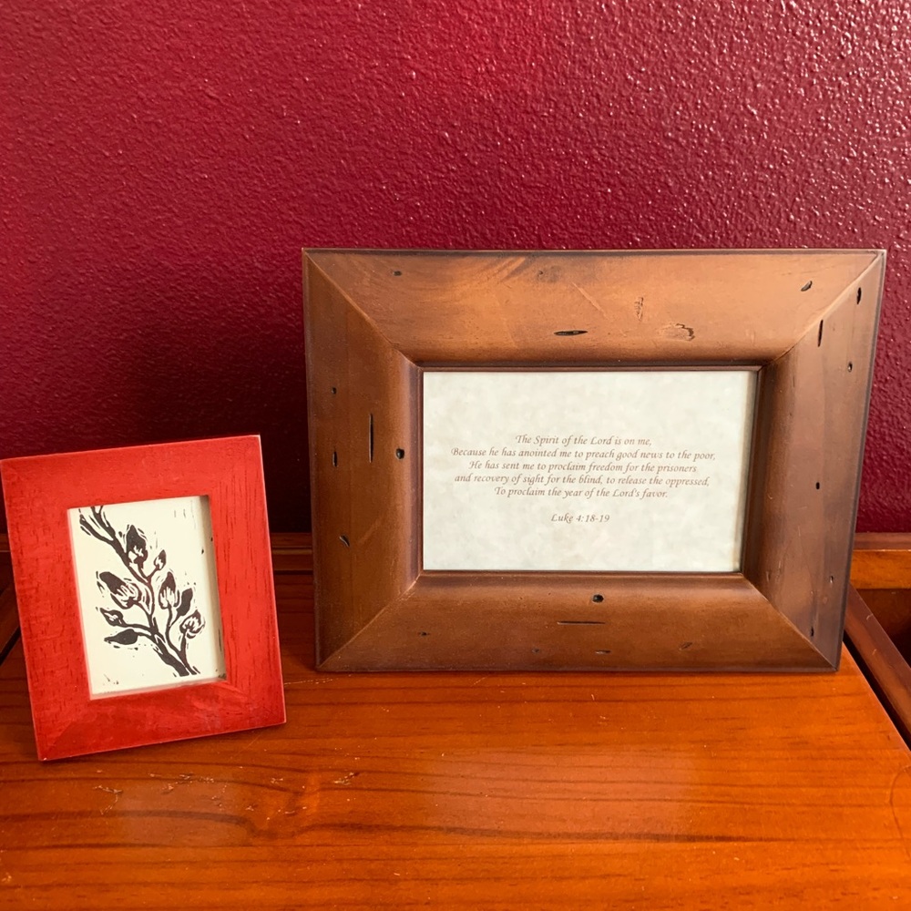 NWT Rustic Brown Wooden Frame 4”x6” 
& Red Wooden Frame 2”x3” Free Standing Set